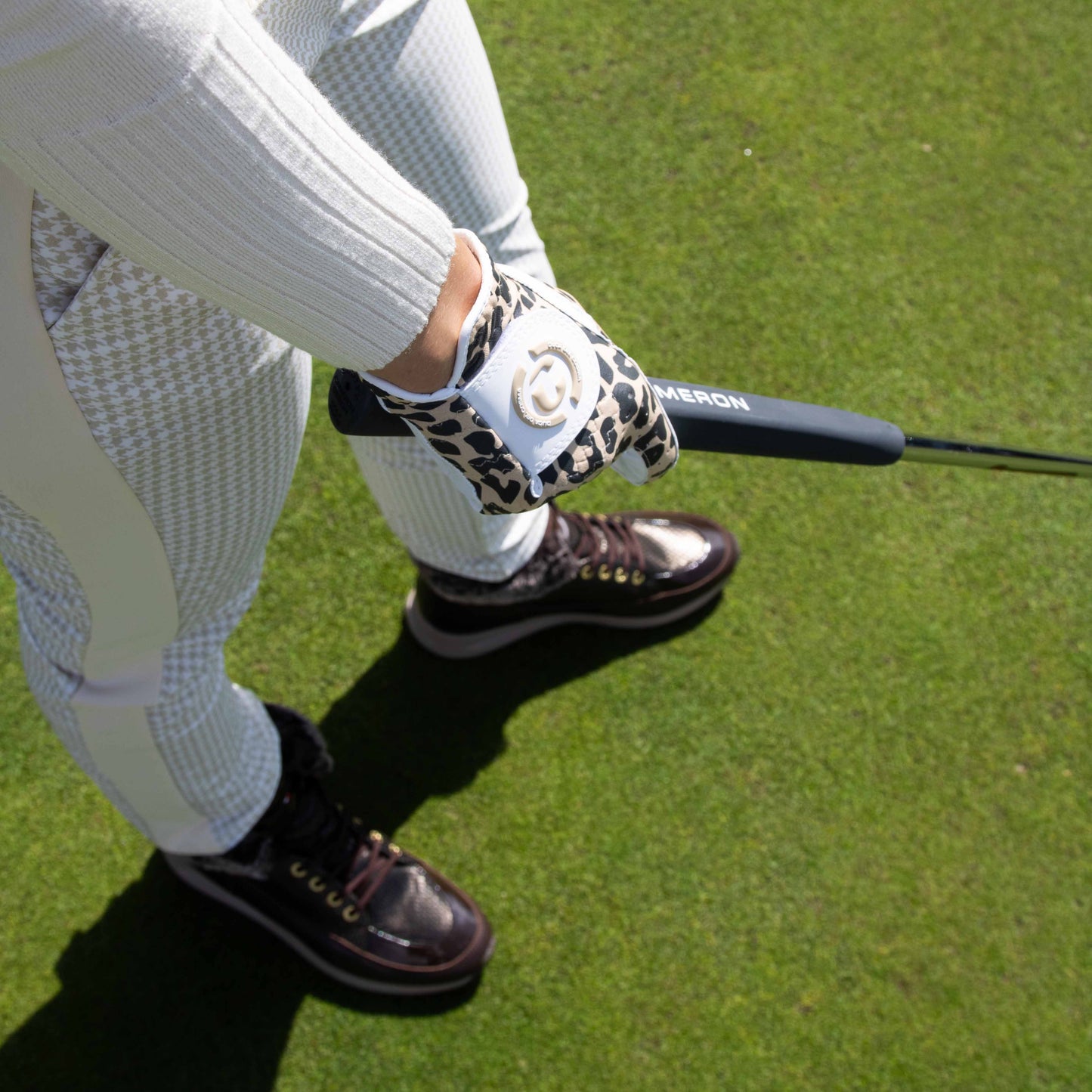 left-handed golf glove for women's designed for right-handed players, features a premium combination of Cabretta leather and microfibre leather.