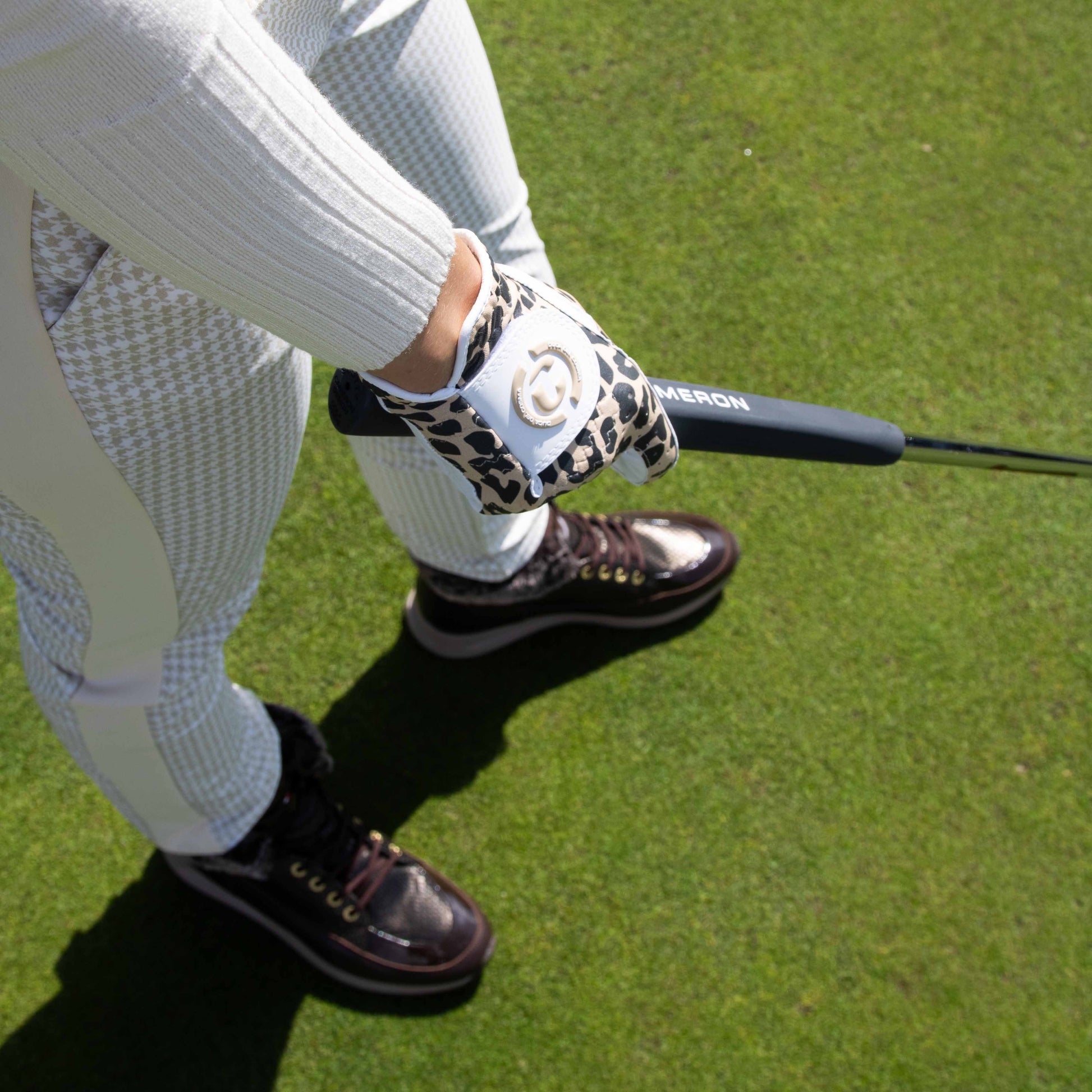 left-handed golf glove for women's designed for right-handed players, features a premium combination of Cabretta leather and microfibre leather.