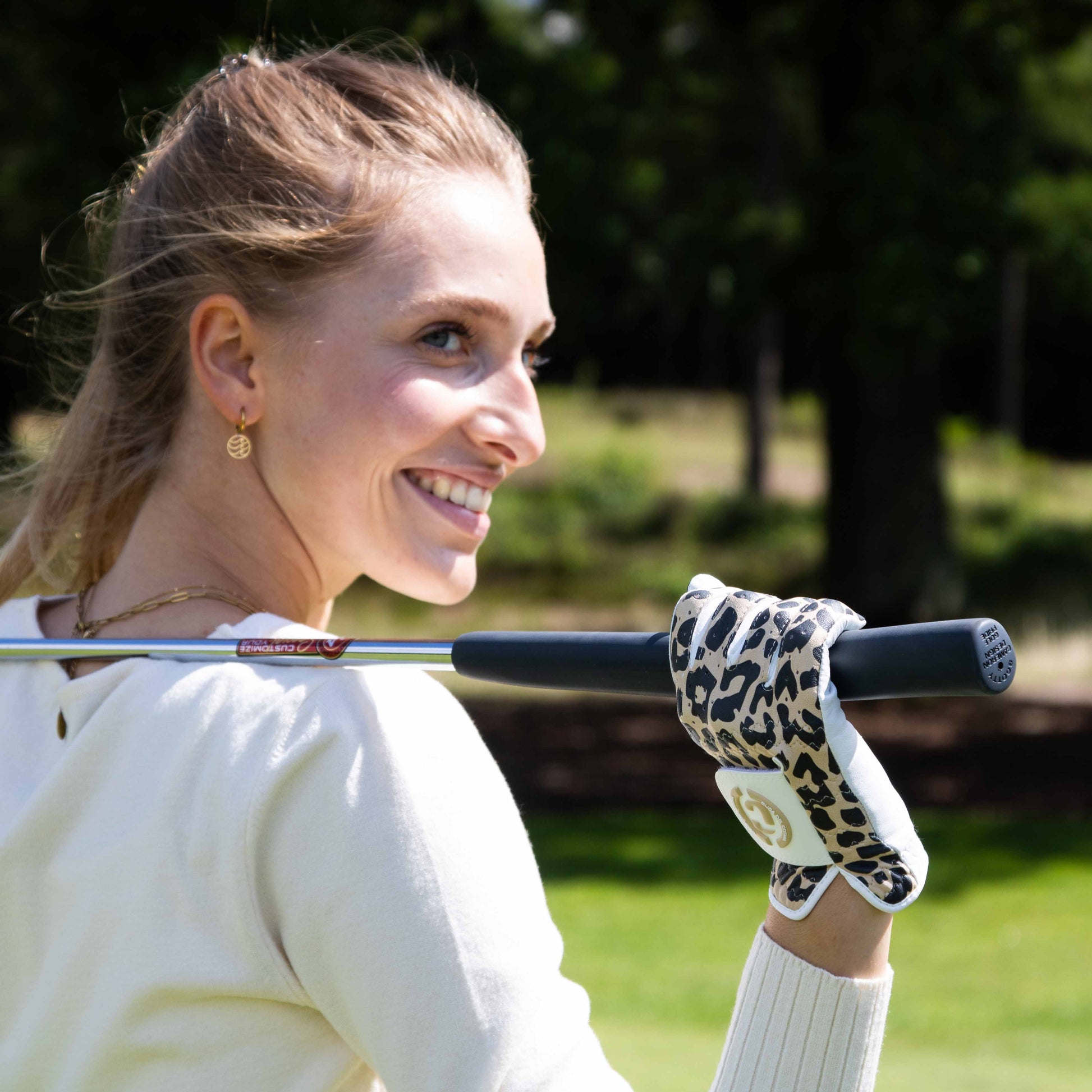 left-handed golf glove for women's designed for right-handed players, features a premium combination of Cabretta leather and microfibre leather.